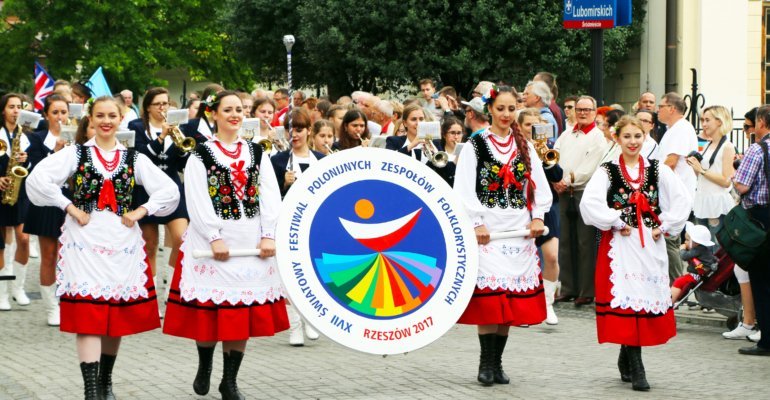 Wojewoda na rozpoczęciu Festiwalu Polonijnych Zespołów Folklorystycznych