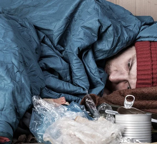 Zdjęcie przedstawia osobę bezdomną