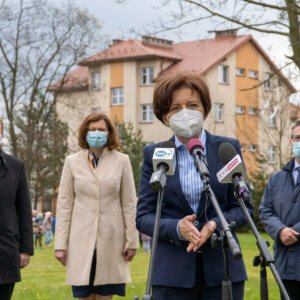 - Polityka prorodzinna jest naszym fundamentem – powiedziała minister Marlena Maląg w Głogowie Małopolskim. Na terenie gminy, która korzysta z rządowego programu Maluch Plus, zabezpieczono ponad 200 miejsc opieki dla dzieci do lat 3, w tym 158 w placówkach publicznych . - Gmina Głogów Małopolski to dobry przykład sięgania po środki rządowe. To właśnie tutaj, dzięki wspólnemu działaniu, powstał żłobek, który jest wizytówką i cieszy się bardzo dużym zainteresowaniem – powiedziała minister Marlena Maląg, która podkreśliła, że wszelkie wsparcie – także to realizowane dla rodzin, seniorów czy osób z niepełnosprawnościami, przy współudziale samorządów i organizacji pozarządowych, przekłada się na lepsze życie w społecznościach lokalnych. - Niezwykle istotne jest to, by dostępność do miejsc żłobkowych dla dzieci do 3 roku życia była jak najpowszechniejsza. Zachęcam podkarpackie gminy, aby korzystały z rządowych programów takich jak Maluch+, wspierających rozwój instytucji opieki nad najmłodszymi i inspirowały się dobrymi rozwiązaniami – zaznaczyła wojewoda podkarpacki Ewa Leniart podczas briefingu prasowego. Dobre praktyki przedstawił burmistrz Głogowa Małopolskiego Paweł Baj, który zaznaczył, że na terenie gminy funkcjonują cztery żłobki, w tym trzy w małych miejscowościach. - Dzisiaj mamy około 200 miejsc dla dzieci do 3 roku życia , zabezpieczamy 90 proc. potrzeb rodziców w tym zakresie. Dzięki programom rządowym możemy realizować ważne dla mieszkańców inwestycje – mówił burmistrz. Na funkcjonowanie 114 miejsc utworzonych w latach ubiegłych z Programu MALUCH+ samorząd otrzyma w 2021 r. ze środków programu 109 440 zł. Najnowszą inwestycją, finansowaną wcześniej ze środków programu, jest żłobek w Głogowie Małopolskim, na utworzenie którego gmina otrzymała w 2018 roku 1,3 mln. zł. Głos podczas dzisiejszej konferencji zabrał również ks. Piotr Potyrała, który przedstawił działania prowadzone przez Caritas Diecezji Rzeszowskiej.