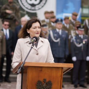 Wojewoda podkarpacki Ewa Leniart przemawiapodczas przysięgo żołnierzy Wojsk Obrony terytorialnej