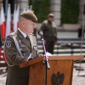 Dowódca Podkarpackiej Brygady Obrony Terytorialnej przemawia podczas uroczystej przysięgi żołnierzy