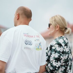 Kobieta i mężczyzna w koszulce z napisem"Przygoda z tatą"