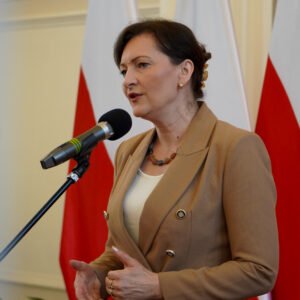 Wojewoda podkarpacki Ewa Leniart przemawia w sali kolumnowej Urzędu Wojewódzkiego