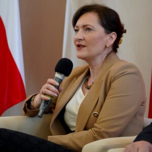 Wojewoda podkarpacki Ewa Leniart podczas debaty w sali kolumnowej Urzędu Wojewódzkiego