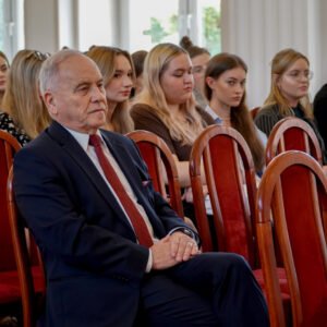 Poseł na Sejm RP Andrzej Szlachta oraz młodzież zgromadzeni w sali kolumnowej Urzędu Wojewódzkiego podczas debaty