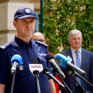 Zastępca komendanta wojewódzkiego Policji Stanisław Sekuła przemawia podczas konferencji prasowej