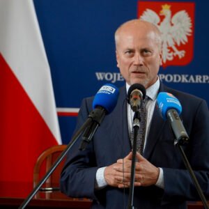 Mężczyzna przemawiający podczas uroczystości w sali kolumnowej Podkarpackiego Urzędu Wojewódzkiego w Rzeszowie
