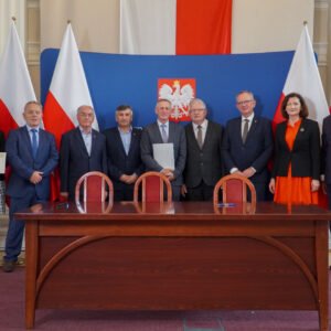 Grupa osób w sali kolumnowej Podkarpackiego Urzędu Wojewódzkiego w Rzeszowie
