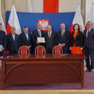 Grupa osób w sali kolumnowej Podkarpackiego Urzędu Wojewódzkiego w Rzeszowie