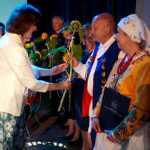 Wojewoda podkarpacki Ewa Leniart gratuluje osobom wyróżnionym nagrodą "Znak kultury"