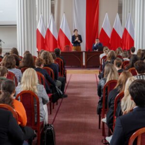 Młodzież szkolna wraz z nauczycielami w sali kolumnowej Podkarpackiego Urzędu Wojewódzkiego w Rzeszowie