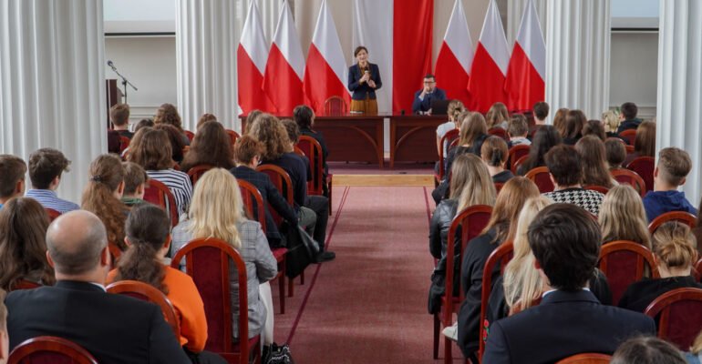 Młodzież szkolna wraz z nauczycielami w sali kolumnowej Podkarpackiego Urzędu Wojewódzkiego w Rzeszowie