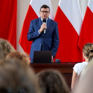 Dyrektor rzeszowskiego udziału IPN przemawia podczas zajęć w ramach Szkoły Wolności Tolerancji