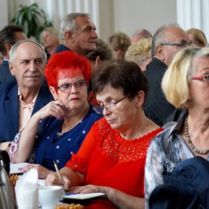 Przedstawiciele podkarpackich rad seniorów podczas spotkania w sali kolumnowej Podkarpackiego Urzędu Wojewódzkiego w Rzeszowie