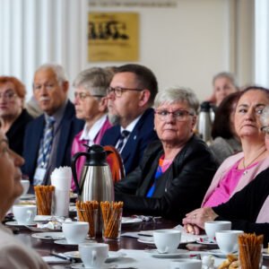 Przedstawiciele podkarpackich rad seniorów podczas spotkania w sali kolumnowej Podkarpackiego Urzędu Wojewódzkiego w Rzeszowie