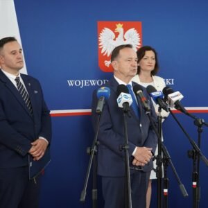 Maraszłaek województwa podkarpackiego Władysław Ortyl przemawia podczas konferencji prasowej