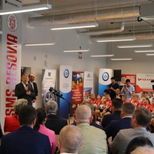 Uczestnicy uroczystości otwarcia nowego budynku Szkoły Mistrzostwa Sportowego Resovia w Rzeszowie
