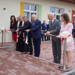 Uczestnicy uroczystości z okazji otwarcia żłobka w Białobrzegach