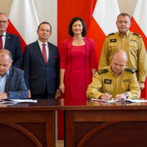 Uczestnicy uroczystego podpisania umowy nana rozbudowę Komendy Powiatowej oraz jednostki ratowniczo-gaśniczej PSP w Mielcu.