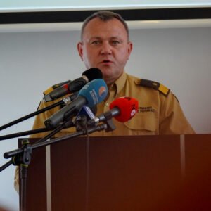 Uczestnicy uroczystego podpisania umowy nana rozbudowę Komendy Powiatowej oraz jednostki ratowniczo-gaśniczej PSP w Mielcu.