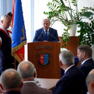 Poseł na Sejm RP Zbigniew Chmielowiec przemawia podczas uroczystości