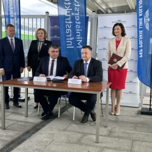 Uczestnicy uroczystości podpisania umowy na Lokalne Centrum Sterowania na stacji Rzeszów Główny