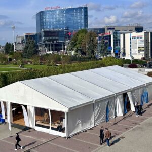 Namiot na parkingu Podkarpackiego Urzędu Wojewódzkiego