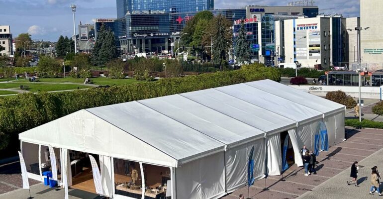 Namiot na parkingu Podkarpackiego Urzędu Wojewódzkiego