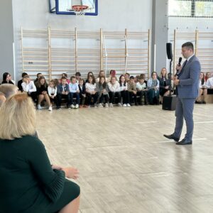 Uczestnicy uroczystości w szkole w Rogóżnie