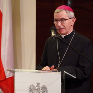 Biskup Jan Wątroba przemawia podczas uroczystości