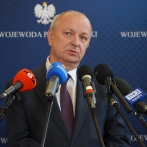 Dyrektor Wydziału Infrastruktury Podkarpackiego Urzedu Wojewódzkiego w Rzeszowie zabiera głos podczas konferencji prasowej