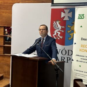 Marszałek województwa podkarpackiego Władysław Ortyl przemawia podczas konferencji