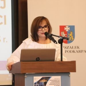 I wicewojewoda podkarpacki Jolanta Sawicka przemawia podczas konferencji „Społeczeństwo i gospodarka województwa podkarpackiego w zmieniającej się rzeczywistości”