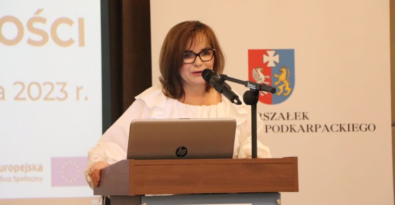 I wicewojewoda podkarpacki Jolanta Sawicka przemawia podczas konferencji „Społeczeństwo i gospodarka województwa podkarpackiego w zmieniającej się rzeczywistości”