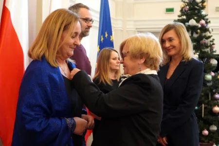 Wojewoda podkarpacki Teresa Kubas-Hul wręcza podkarpackim nauczycielom odznaczenia resortowe