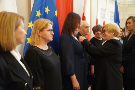 Wojewoda podkarpacki Teresa Kubas-Hul wręcza podkarpackim nauczycielom odznaczenia resortowe