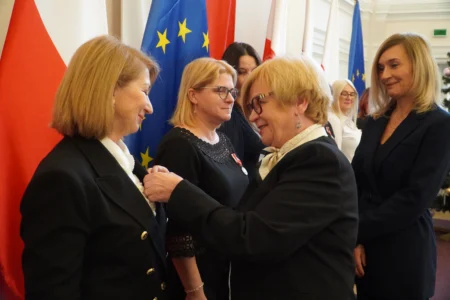 Wojewoda podkarpacki Teresa Kubas-Hul wręcza podkarpackim nauczycielom odznaczenia resortowe