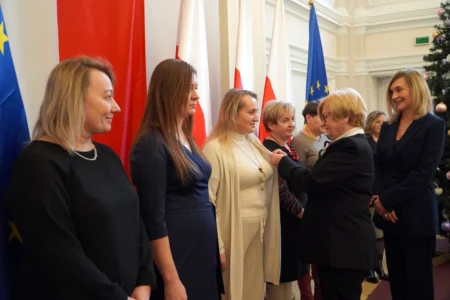 Wojewoda podkarpacki Teresa Kubas-Hul wręcza podkarpackim nauczycielom odznaczenia resortowe