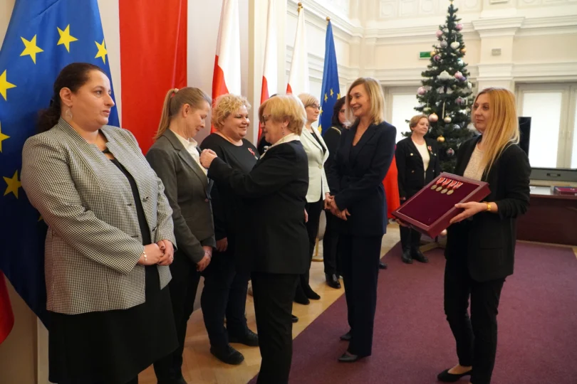 Wojewoda podkarpacki Teresa Kubas-Hul wręcza podkarpackim nauczycielom odznaczenia resortowe