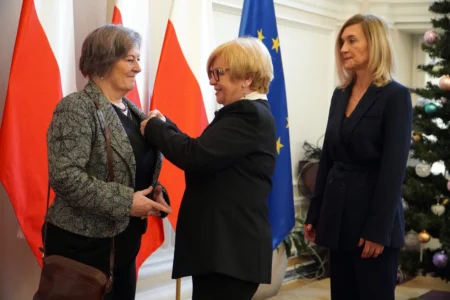 Wojewoda podkarpacki Teresa Kubas-Hul wręcza podkarpackim nauczycielom odznaczenia resortowe