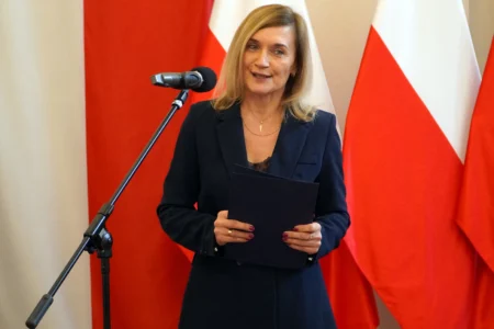 Pełniąca obowiązki podkarpacki kurator oświaty Dorota Nowak-Maluchnik przemawia podczas uroczystości