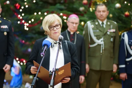 Przedstawiciele służb mundurowych biorący udział w spotkaniu opłatkowym