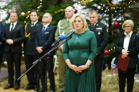 Przedstawiciele służb mundurowych biorący udział w spotkaniu opłatkowym