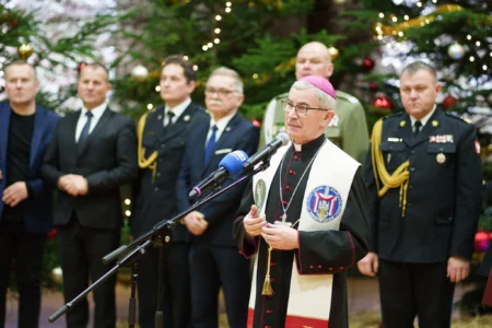 Przedstawiciele służb mundurowych biorący udział w spotkaniu opłatkowym