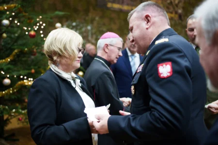 Przedstawiciele służb mundurowych biorący udział w spotkaniu opłatkowym