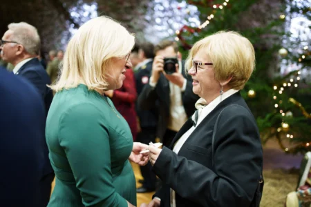 Przedstawiciele służb mundurowych biorący udział w spotkaniu opłatkowym