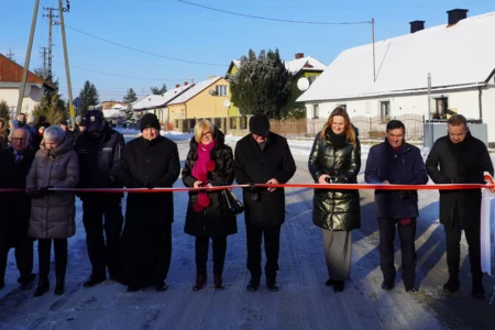 Przedstawiciele administracji rządowej i samorządowej przecinają wstęgę podczas otwarcia inwestycji drogowej