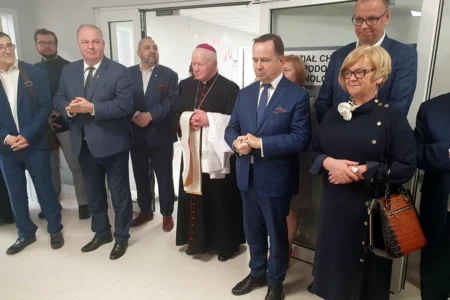 Uczestnicy uroczystości z okazji otwarcia zmodernizowanych oddziałów szpitalnych w Przemyślu