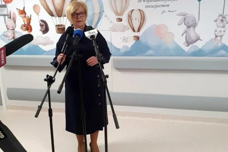 Uczestnicy uroczystości z okazji otwarcia zmodernizowanych oddziałów szpitalnych w Przemyślu