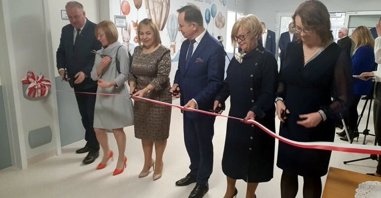 Uczestnicy uroczystości z okazji otwarcia zmodernizowanych oddziałów szpitalnych w Przemyślu